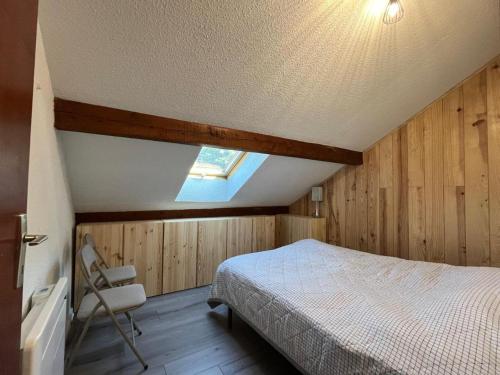 une chambre avec un lit, un lavabo et une fenêtre dans l'établissement Haut perché - Duplex familial confortable et rénové bien situé, à Briançon