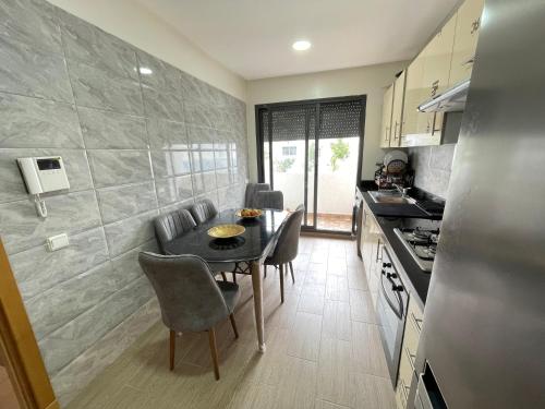 Η κουζίνα ή μικρή κουζίνα στο Appartement joyaux de Mansouria