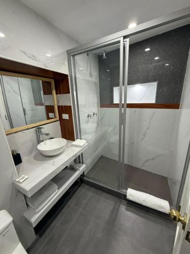 a bathroom with a shower and a sink at CASA CRISTOBAL Siete Cuartones in Cusco