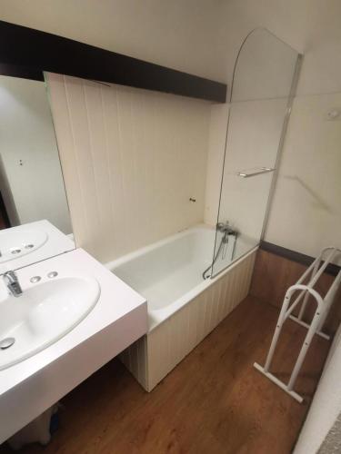 une salle de bain avec un lavabo et une baignoire avec une échelle dans l'établissement Résidence Diamant - 3 Pièces pour 7 Personnes 361, à Aime La Plagne