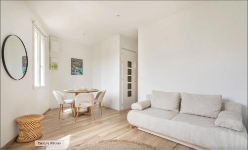 un salon avec un canapé et une table dans l'établissement Vivez une expérience méditerranéenne dans cet appartement confortable, à La Seyne-sur-Mer