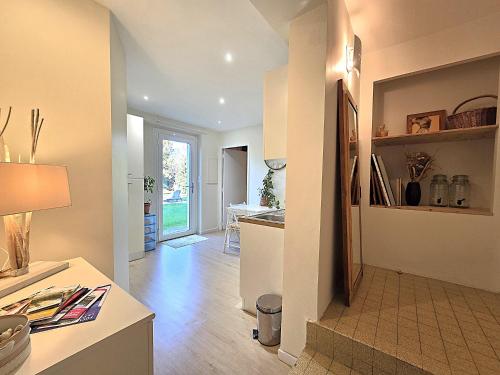 Ένα μπάνιο στο Le CantoMerle - Parking gratuit sur place - Terrasse - Jardin - Appartement au bord du canal - 2 à 3 personnes