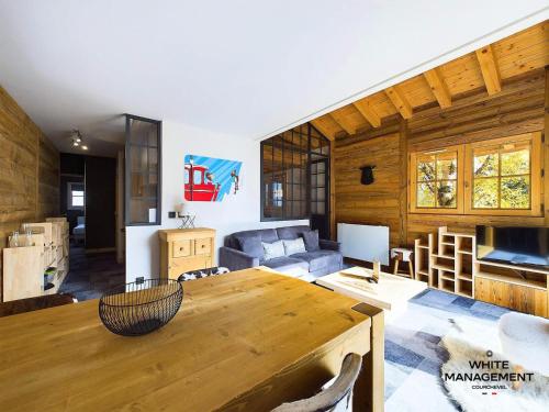 un salon avec une table en bois et un canapé dans l'établissement Résidence Le Grand Cerf - Appartement fraichement rénové à Courchevel 1550 MAE-3791, à Courchevel