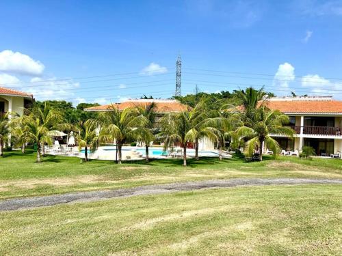a resort with palm trees and a swimming pool at Crea experiencias inolvidables Mini studio in Paraíso