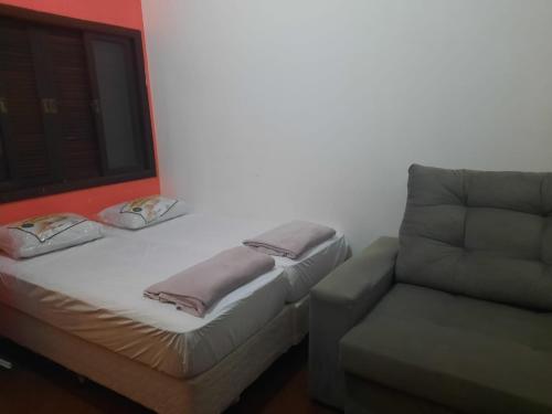 Ένα ή περισσότερα κρεβάτια σε δωμάτιο στο Linda casa com piscina em Atibaia