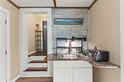 Dapur atau dapur kecil di Chill Retreat, hot tub, large private yard