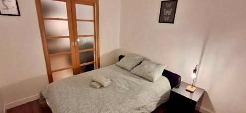 une chambre avec un lit avec deux oreillers dessus dans l'établissement Home Sweet Home Champs Elysées Berri, à Paris