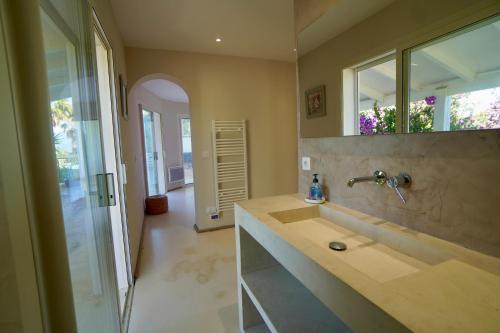 ein Badezimmer mit Waschbecken und Spiegel in der Unterkunft Villa U Principellu in Saint-Florent