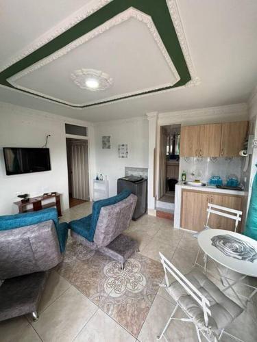 a living room with a table and chairs and a kitchen at Apartamento San Gil in San Gil