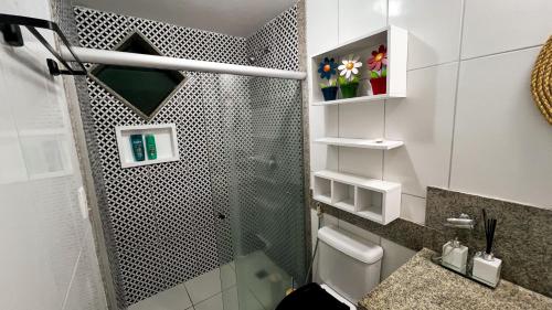 ein Badezimmer mit Glasdusche und WC in der Unterkunft Muro Alto -Flat - Porto de Galinhas Beira mar in Porto De Galinhas