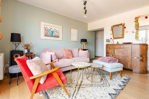 un salon avec un canapé et une table dans l'établissement Marché des Capucins - Calme - Lumineux - Garage, à Bordeaux