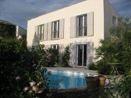 une maison avec une piscine devant dans l'établissement Maison Pertuis Provence, à Pertuis