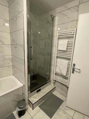 une salle de bain avec douche et porte vitrée dans l'établissement Cozy appartement Clichy, very good location, à Clichy