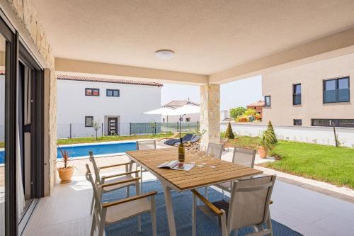 Bazén v ubytování Enchanting Vacation Villas with Pool and Jacuzzi nebo v jeho okolí