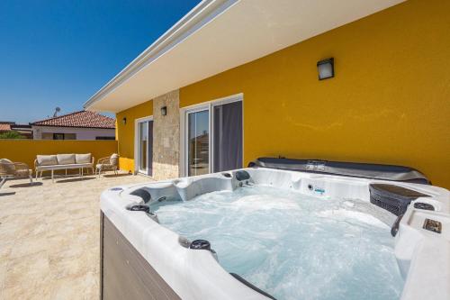 Fotografie z fotogalerie ubytování Enchanting Vacation Villas with Pool and Jacuzzi v destinaci Krnica