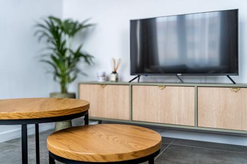 Μια τηλεόραση ή/και κέντρο ψυχαγωγίας στο Apartament w centrum PW Invest Home