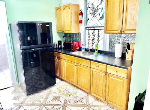 Kuchyň nebo kuchyňský kout v ubytování 3 Bedroom Apt in Queens, very close to NYC !