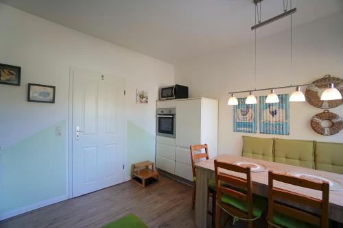 Dapur atau dapur kecil di Ferienwohnung Krabbe in zentraler Lage von Eckernförde