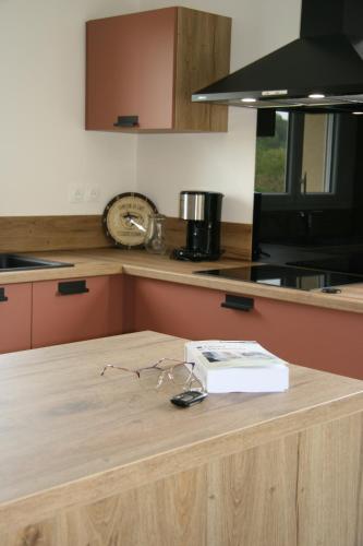 un livre assis au-dessus d'un comptoir de cuisine dans l'établissement Le Domaine de Louise, à Seigy