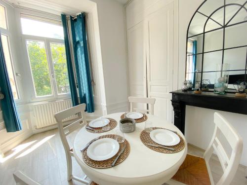 une salle à manger blanche avec une table et des chaises blanches dans l'établissement Le Saint Pierre, à Calais