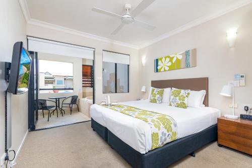 道格拉斯港Seascape Holidays at Heritage Resort的一间卧室，里面有一张大床和一张桌子。