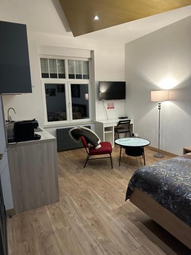 une chambre avec un lit, un bureau et une table dans l'établissement SERENITY BED PALACE 2 Metz GARE, à Metz