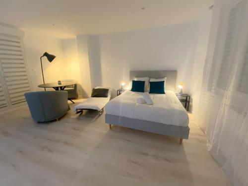 une chambre avec un lit, une chaise et une table dans l'établissement Le Vendée, à Calais