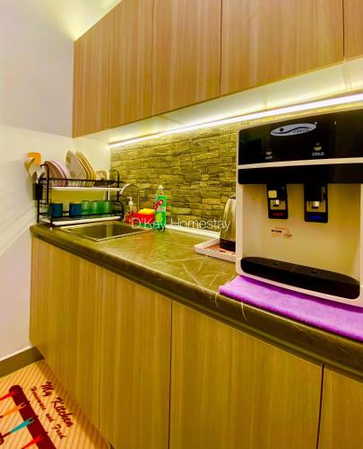Dapur atau dapur kecil di Pool View Suites with Rooftop Pool at Youth City Nilai by D'KAY HOMES, near USIM KLIA
