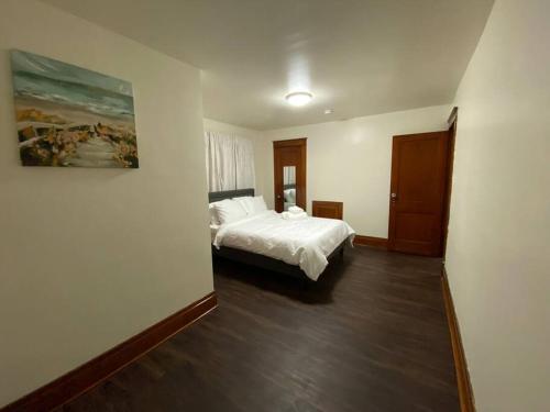 Postel nebo postele na pokoji v ubytování Lasalle Getaway Home!