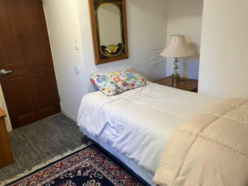 Ein Bett oder Betten in einem Zimmer der Unterkunft Seattle-Queen Anne--7 BR 3 BA--One Block to SPU