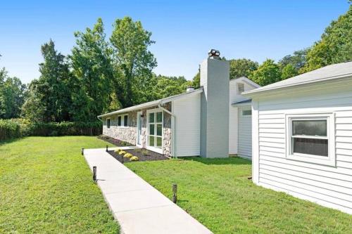 ein weißes Haus mit einem Rasenhof in der Unterkunft Quantico Graduation Home Visit DC 5 bedrooms 2 King Beds Stafford in Stafford