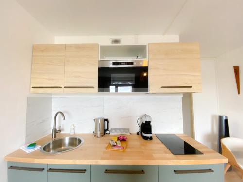 une cuisine avec un évier et un plan de travail dans l'établissement Le Côte d'Opale, à Calais