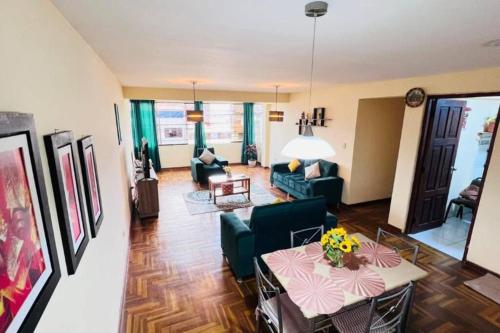 un soggiorno con un divano e un tavolo di Kusi Wasi a Cuzco