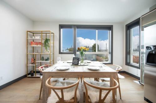 a dining room with a table and chairs and a window at Queen Anne Modern Family Home Free Parking - SLU - Gym in Seattle
