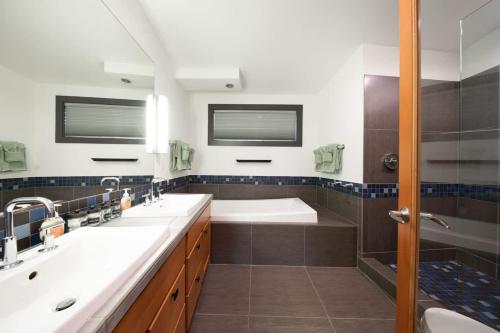 a bathroom with two sinks and a bath tub at Queen Anne Modern Family Home Free Parking - SLU - Gym in Seattle