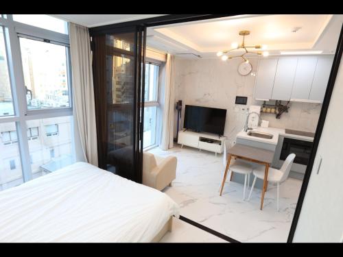 ソウルにあるCity Hall,Central Seoul apartmentのベッド1台付きの部屋、テーブル付きのキッチンが備わる客室です。
