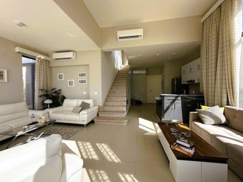 Χώρος καθιστικού στο Luminous 4BR Villa, Free Pool & Lagoon Access At Gouna