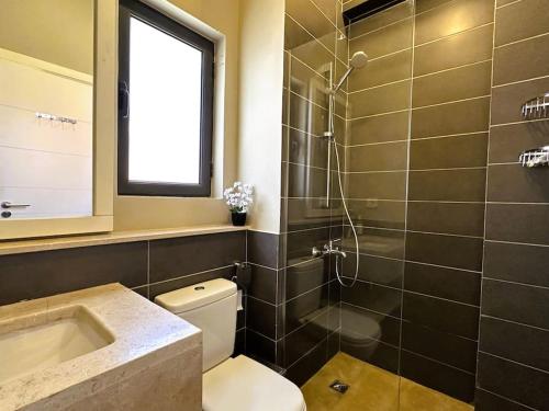 Ένα μπάνιο στο Luminous 4BR Villa, Free Pool & Lagoon Access At Gouna