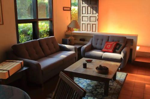 a living room with a couch and a coffee table at Hermoso Jardín con casa de campo en Avandaro in Avándaro