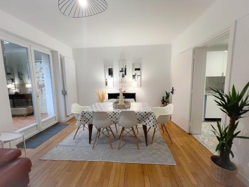 une salle à manger avec une table et des chaises dans l'établissement La Citadelle, à Calais