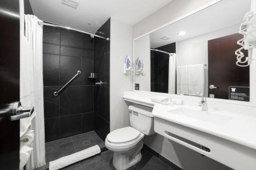 a bathroom with a toilet and a sink and a shower at City Express Plus by Marriott Ciudad de México Insurgentes Sur in Mexico City