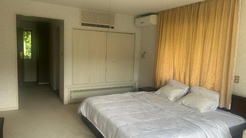 Ένα ή περισσότερα κρεβάτια σε δωμάτιο στο Hakone Fairy Hotel