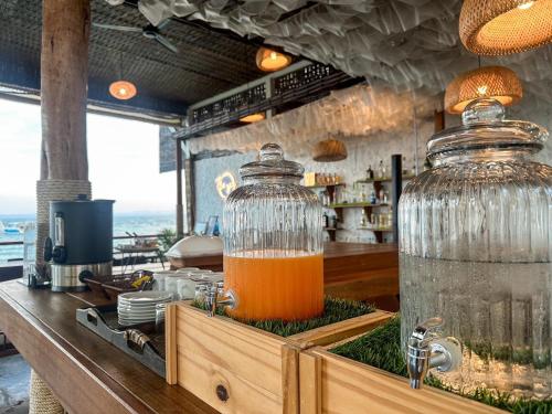 een sinaasappelsap in een pot op een aanrecht bij SEAQUEEN The Pool ,Koh Samed in Ko Samed