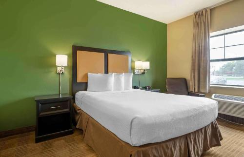 Ένα ή περισσότερα κρεβάτια σε δωμάτιο στο Extended Stay America Select Suites - Chicago - O'Hare