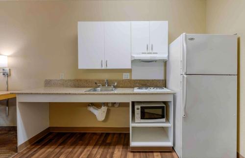 Η κουζίνα ή μικρή κουζίνα στο Extended Stay America Select Suites - Chicago - O'Hare