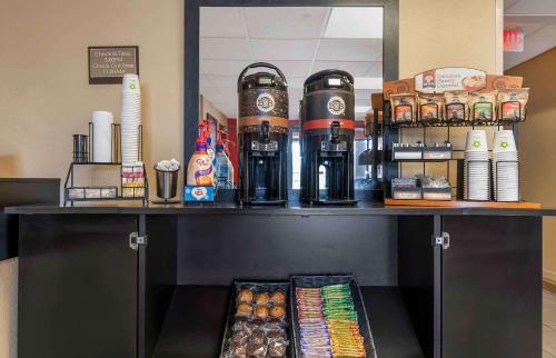 un comptoir avec une étagère remplie de boissons et de collations dans l'établissement Extended Stay America Suites - Chicago - Burr Ridge, à Burr Ridge