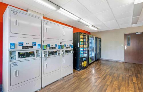 a room with several machines in a room with a hard wood floor at Extended Stay America Suites - Chicago - Burr Ridge in Burr Ridge