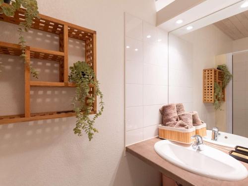une salle de bain avec un lavabo et un miroir dans l'établissement Duplex 6 pers avec balcon et parking à Bourisp - FR-1-296-507, à Bourisp