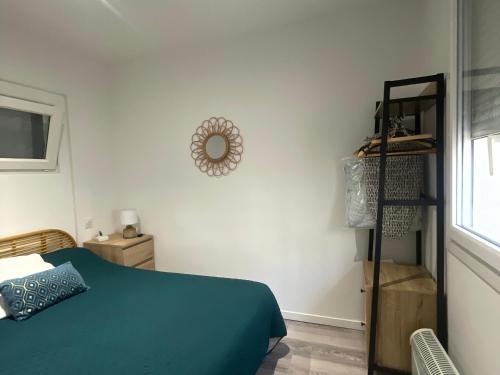 une chambre avec un lit et un miroir au mur dans l'établissement Appartement moderne avec climatisation et parking au cœur de Canet Plage - FR-1-732-91, à Canet