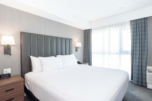 Sandman Signature Saskatoon South Hotelにあるベッド